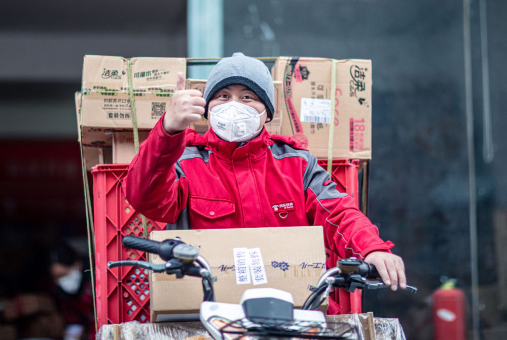 坚守一线,乐观积极的京东物流快递员"只能比大家更勇敢,跟大家战斗